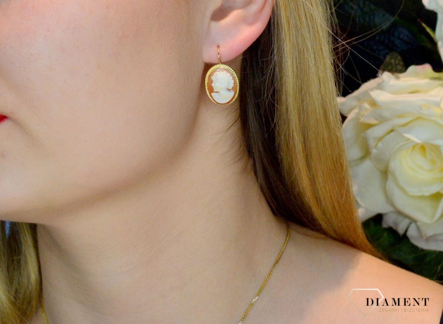 Złote kolczyki 585 Pani Walewska wiszące z koralem KL 7983.jpg